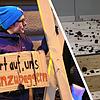 Links: Vor der Konstanzer Sparkasse positionieren sich am Mittwoch mehrere Demonstranten, manche halten Schilder in die Höhe. Rechts: ...