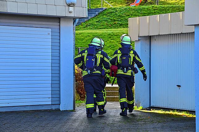 Einsatzkräfte der Feuerwehr mit Atemschutz durchsuchen das Gebäude. Die Ursache kann nicht eindeutig festgestellt werden.