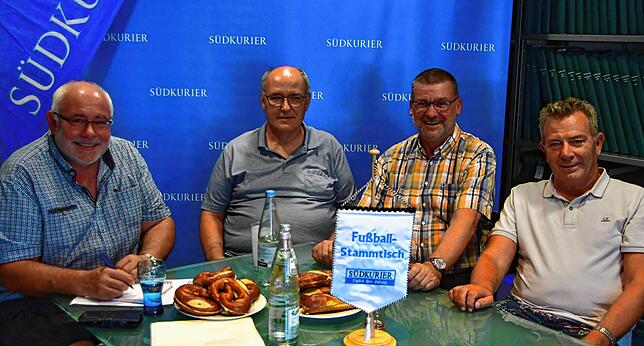 Abschieds-Runde: Der Bezirksvorsitzende Uwe Sütterlin (Zweiter von links) und der Bezirksjugendwart Harald Fengler (Zweiter von rechts) ...