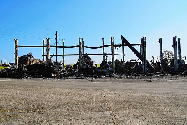 Abgesehen von ein paar Betonpfeilern und Stahlträgern ist die Maschinen- und Werkstatthalle des Palmhofs in Bräunlingen komplett ...