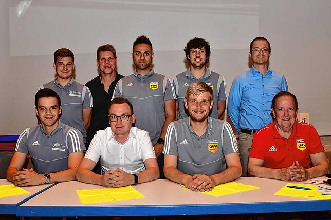 Für zwei Jahre gewählt: Die Führungsriege der Schiedsrichter im Fußballbezirk Hochrhein bilden (hinten, von links) Christian Eiletz, Uwe ...