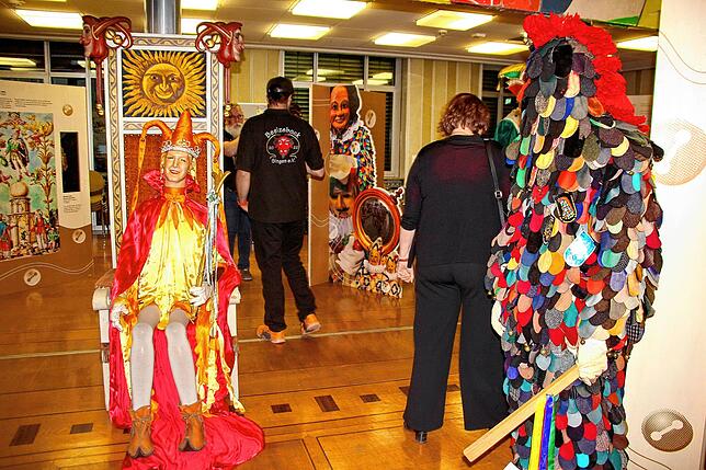 Die Figuren der verschiedenen Zünfte und Vereine zeigen die Vielfalt der schwäbisch-alemannischen Fastnacht. Bild: Christel Rossner