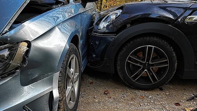 Bei einem Unfall in Wallbach/CH wird ein 77-Jähriger verletzt. Die Die Polizei zieht wenig später zwei Männer aus dem Verkehr, die auf ...