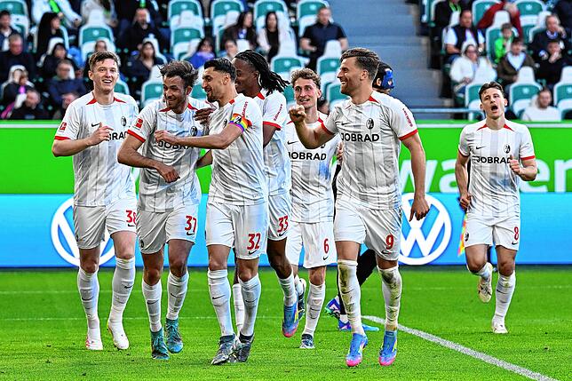 Freiburgs Max Rosenfelder (2.v.l.) feiert sein Tor zum 0:1.