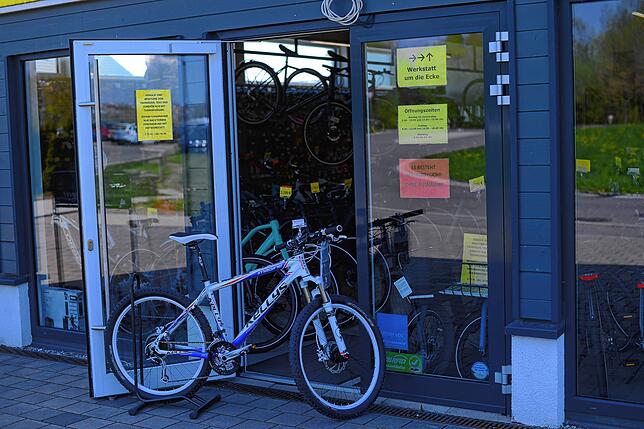 Das Fahrrad in der geöffneten Ladentür dient ganz wortwörtlich als Kundenstopper: „So wissen alle gleich, was Sache ist“, ...