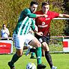 Nico Blessing (rechts) in der Saison 2018/19 beim Zweikampf mit Philipp Steuer vom SV Bermatingen.