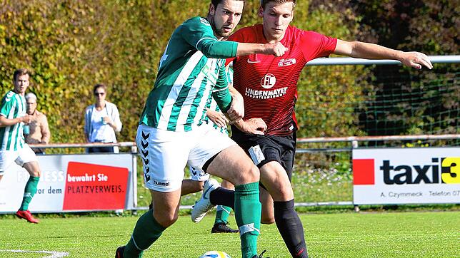 Nico Blessing (rechts) in der Saison 2018/19 beim Zweikampf mit Philipp Steuer vom SV Bermatingen.