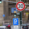 Ein Tempo-30-Schild steht auf der Parcusstraße in Mainz. (Symbolbild) Bei den &bdquo;Freiwillig-Tempo-30&ldquo;-Schildern handelt es ...