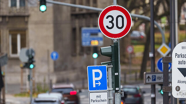Ein Tempo-30-Schild steht auf der Parcusstraße in Mainz. (Symbolbild) Bei den &bdquo;Freiwillig-Tempo-30&ldquo;-Schildern handelt es ...