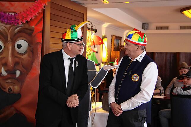 Narrenrichter Jürgen Koterzyna (links) und Gastredner Tobias Keck, Geschäftsführer der Winzergenossenschaft Hagnau (links).