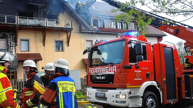 Feuerwehreinsatz beim Brand des Mehrfamilienhauses in Rickenbach im April 2024.