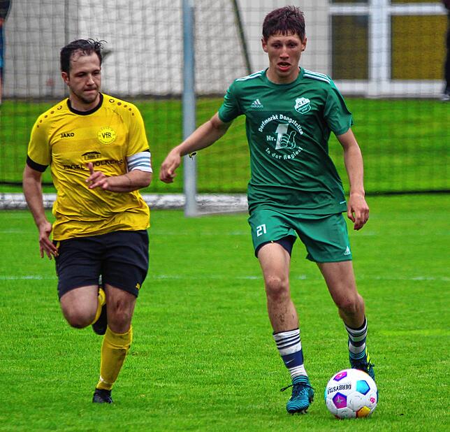Fußball ist seine Leidenschaft: Noch als A-Junior half Daniil Vasalatii (rechts, gegen Anton Gert vom VfR Horheim-Schwerzen) auch schon ...