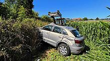 Landwirte halfen in Absprache mit dem Notarzt und der Feuerwehr, die 83-jährige Beifahrerin aus dem demolierten Auto zu befreien.