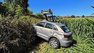 Landwirte halfen in Absprache mit dem Notarzt und der Feuerwehr, die 83-jährige Beifahrerin aus dem demolierten Auto zu befreien.