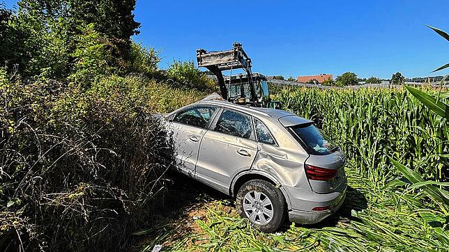 Landwirte halfen in Absprache mit dem Notarzt und der Feuerwehr, die 83-jährige Beifahrerin aus dem demolierten Auto zu befreien.