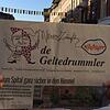 Die Waldshuter Kaiserstraße bildet schon die richtige Kulisse für den Verkauf des "Geltedrummler". Die Narro-Zunft Waldshut bietet ihre ...