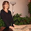 Gabi Haas ersetzte die Yucca-Palmen durch voluminöse Pflanzen mit runden Blättern. Das Liegesofa im Wohnzimmer steht quer über Eck. ...