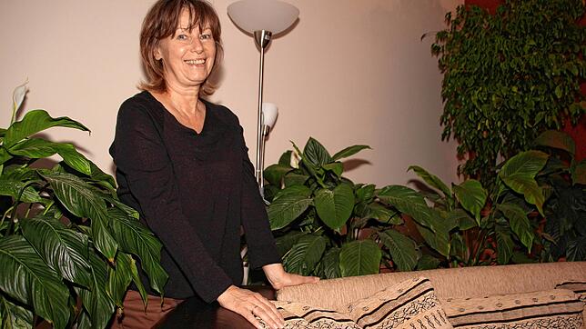 Gabi Haas ersetzte die Yucca-Palmen durch voluminöse Pflanzen mit runden Blättern. Das Liegesofa im Wohnzimmer steht quer über Eck. ...