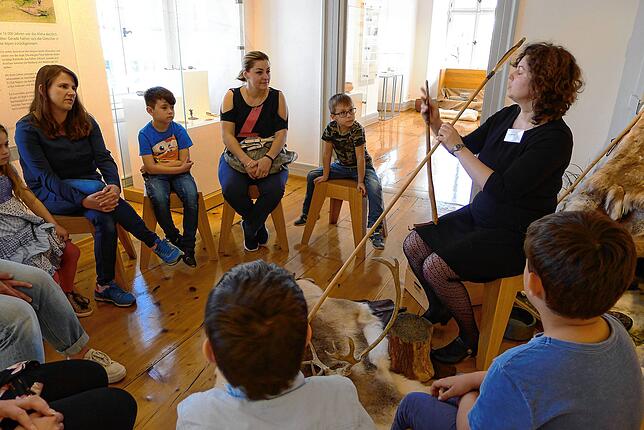 Sabine Kuhlmann vom Hegau-Museum Singen zeigt Kindern steinzeitliche Waffen. Solche Erfahrungen soll es künftig wieder öfter im ...