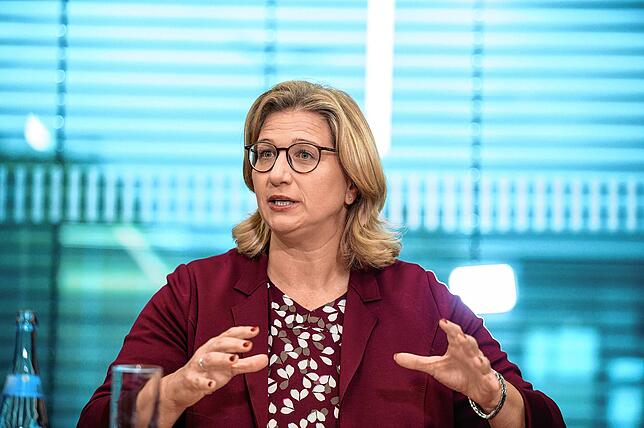 Anke Rehlinger (SPD), Ministerpräsidentin vom Saarland, hat zugesagt, sich mit Staatsgeld an der Sicherung des ZF-Standorts zu beteiligen.