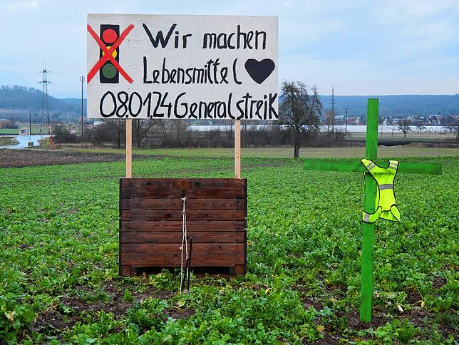 In Mühlhausen-Ehingen wird sich die Protestaktion der Hegauer Landwirte am Montag zentrieren. Schon jetzt steht ein Protestschild auf ...