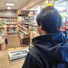 Hanif F. hatte Einzelschicht, als die Tankstelle überfallen wurde. Von der Kasse blickte er Richtung Türe und sah einen aggressiven Mann ...