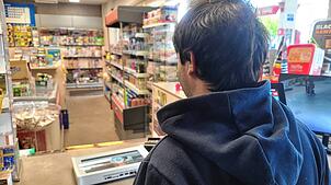 Hanif F. hatte Einzelschicht, als die Tankstelle überfallen wurde. Von der Kasse blickte er Richtung Türe und sah einen aggressiven Mann ...