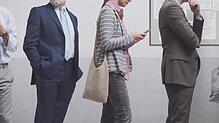 Eine Schlange im Jobcenter? Ein Experte sorgte mit der These für Aufregung, dass es mehr Bürgergeld-Empfänger brauche.