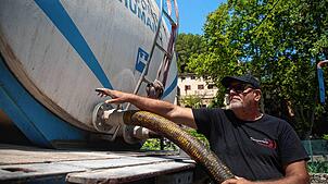 Julio, Fahrer eines Wassertankwagens, speist in Deia Wasser ins kommunale Netz ein. Mallorca leidet vielerorts unter akutem ...