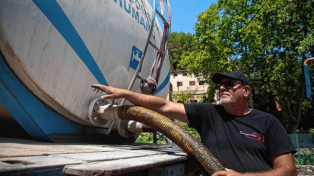 Julio, Fahrer eines Wassertankwagens, speist in Deia Wasser ins kommunale Netz ein. Mallorca leidet vielerorts unter akutem ...