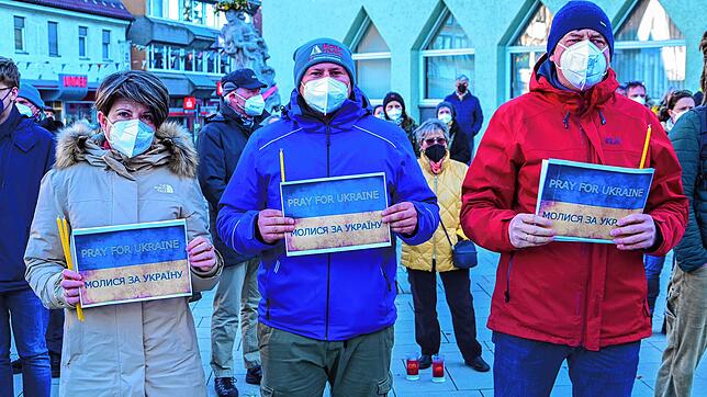 Wie in vielen anderen Städten findet auch in VS-Schwenningen eine Solidaritätsveranstaltung für die von Russland überfallenen Ukrainer ...