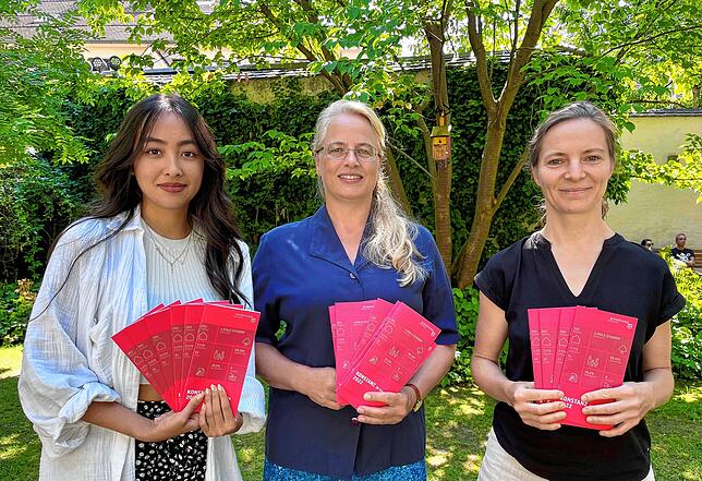 Zahlen, bitte! Praktikantin Anna Huyn, Monika Köhler, stellvertretende Abteilungsleiterin Statistik und Steuerungsunterstützung, und ...