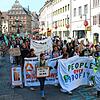 Die Fridays-for-Future-Aktivisten zogen mit Transparenten durch die Altstadt, wie hier über die Markstätte.