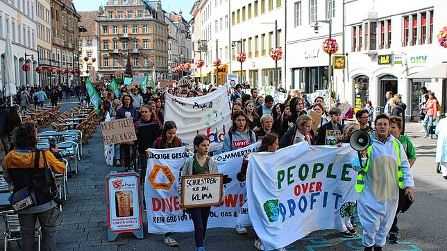 Die Fridays-for-Future-Aktivisten zogen mit Transparenten durch die Altstadt, wie hier über die Markstätte.