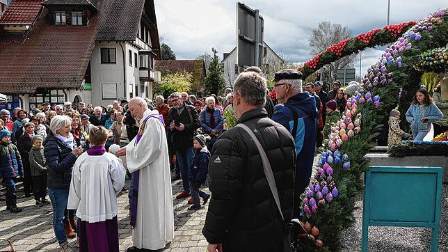 Veronika Harter (links), Initiatorin des Markelfinger Ostgerbrunnens, bedankt sich mit einigen Geschenken bei Stadtpfarrer Heinz Vogel. ...