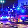 Die Feuerwehr rückt mit zwei Löschfahrzeugen und der Drehleiter zum Brandort in der Haldenstraße an.