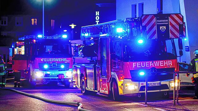 Die Feuerwehr rückt mit zwei Löschfahrzeugen und der Drehleiter zum Brandort in der Haldenstraße an.