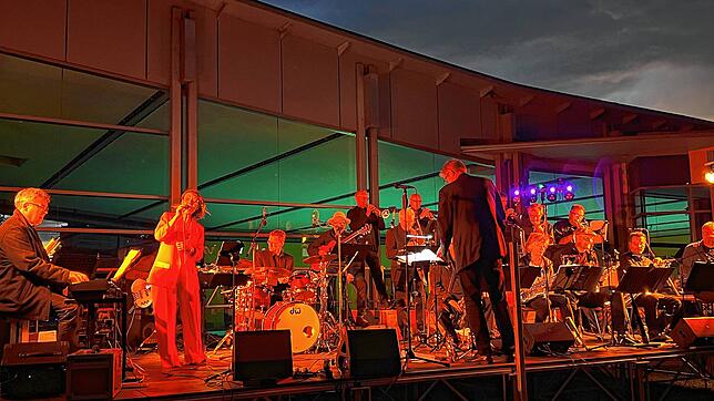 Die DoX Memorial Big Band mit Sängerin Dagmar Egger auf der Bühne der Freibadwiese im Aquastaad in Immenstaad. Bilder: Bettina Gritz