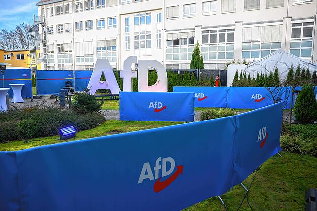 Logos stehen im Februar bei der Wahlparty der Alternative für Deutschland an der Bundesgeschäftsstelle der AfD.