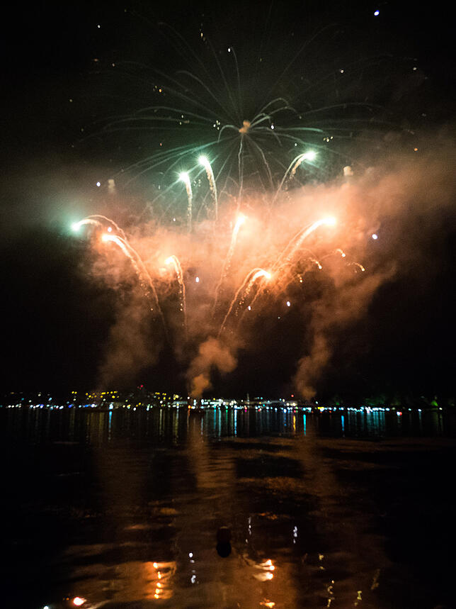 Bild 13: Das Seenachtfest-Feuerwerk vom Logenplatz am Yachthafen: Der Konstanzer Teil in Bildern