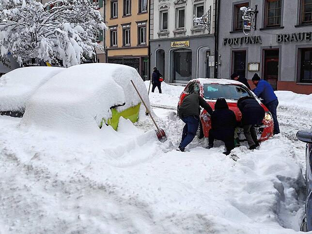 Fast unterm Schnee verschwunden waren viele Autos. Sie mussten oft mühselig ausgegraben und angeschoben werden wie hier in der Bickenstraße.