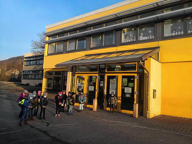 Die Grundschüler der Grund- und Werkrealschule Eichberg freuen sich über den Wiederbeginn und das schöne Wetter. Bild: Felix Taubenmann