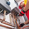 Ein Installateur arbeitet an einer Gasheizung. In Zukunft sollen solche Heizungen auch teilweise mit Wasserstoff betreiben werden. Ziel ...