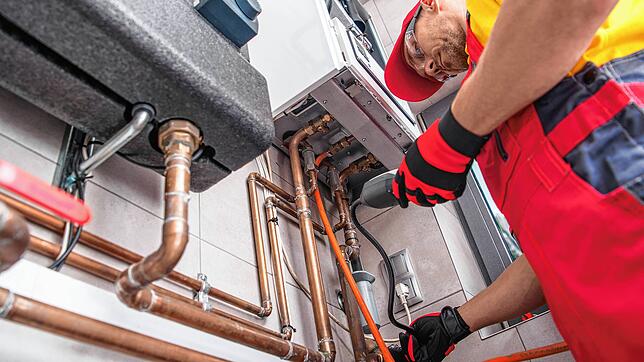 Ein Installateur arbeitet an einer Gasheizung. In Zukunft sollen solche Heizungen auch teilweise mit Wasserstoff betreiben werden. Ziel ...