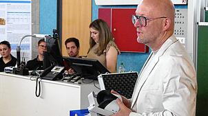 Professor Uwe Sachse stellt virtuelles Aktionsequipment der Zukunft vor. Virtuelle Technikangebote wie das Danube VR Go könnten zu einem ...