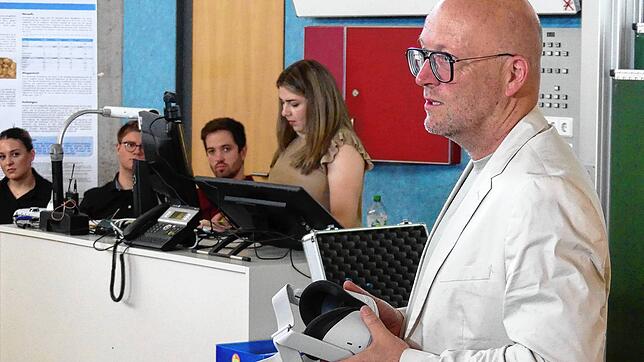 Professor Uwe Sachse stellt virtuelles Aktionsequipment der Zukunft vor. Virtuelle Technikangebote wie das Danube VR Go könnten zu einem ...