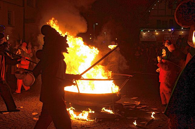 Bild 24: Nachtumzug beim Viererbund: Narrentag gipfelt in mystischer Stimmung beim Nachtumzug