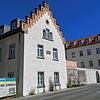 Außen erstrahlt das Gebäude schon wieder weitgehend in neuem Glanz. An der Straße wurde eine Mauer mit Torbogen erstellt, die den ...