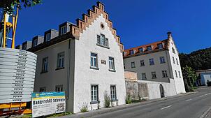 Außen erstrahlt das Gebäude schon wieder weitgehend in neuem Glanz. An der Straße wurde eine Mauer mit Torbogen erstellt, die den ...