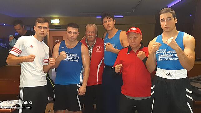 Gut drauf: Trainer Gerhard Grether (Mitte) vom Boxring Klettgau und seine Jungs.